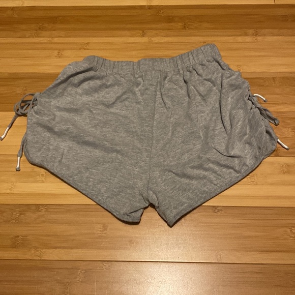 🤩POL Shorts - Picture 2 of 2